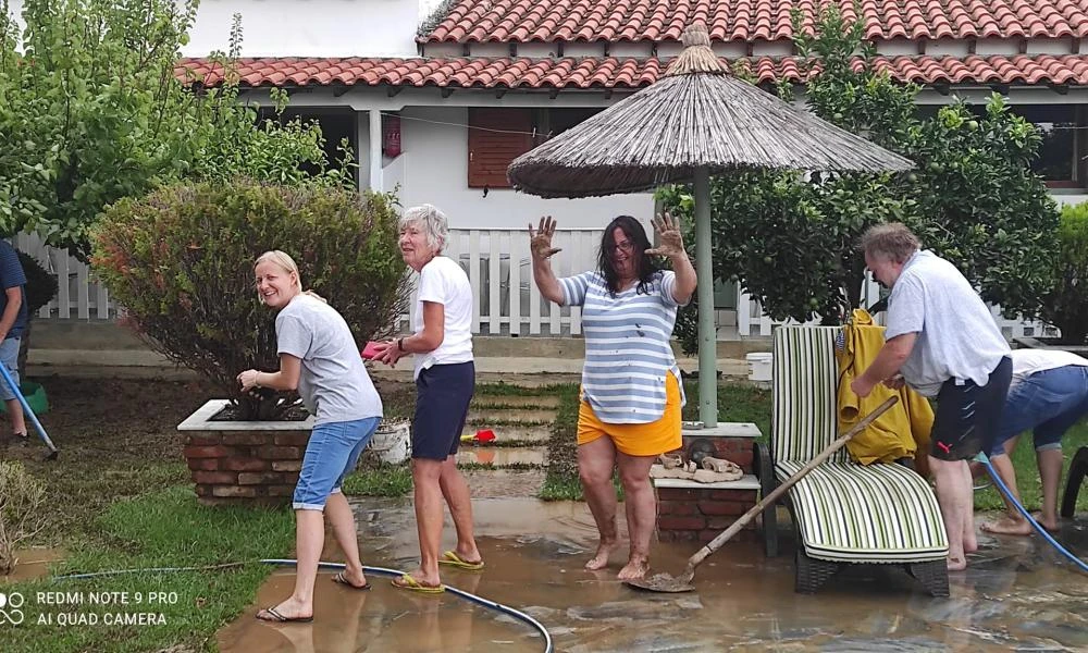 Μαθήματα πολιτισμού από τουρίστες στην Σκιάθο: Βοηθούν στην αποκατάσταση ζημιών από την κακοκαιρία